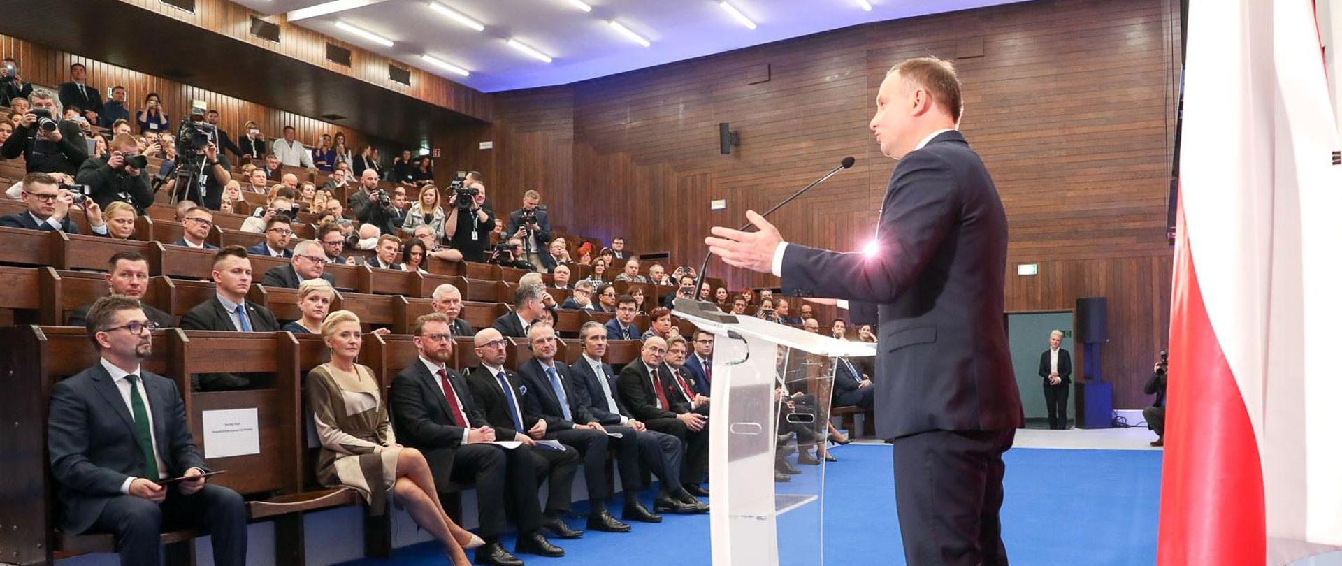 Prezydent przemawia do słuchaczy w sali wykładowej
