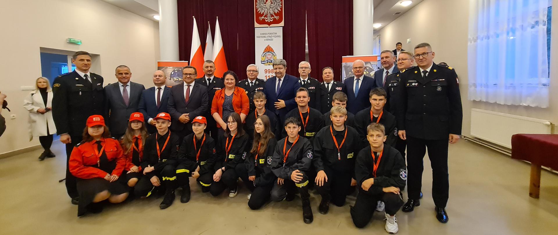 Wręczenie promes dla Młodzieżowych Drużyn Pożarniczych - zdjęcie grupowe.