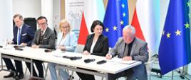 Na zdjęciu od lewej: Cyprian Gronkiewicz, Prezes ElectroMobility Poland S.A., Wojciech Balczun, Minister Aktywów Państwowych, Paulina Hennig-Kloska, Minister Klimatu i Środowiska, Dorota Zawadzka-Stępniak, Prezes Zarządu NFOŚiGW, Paweł Augustyn, Zastępca Prezesa Zarządu NFOŚiGW.