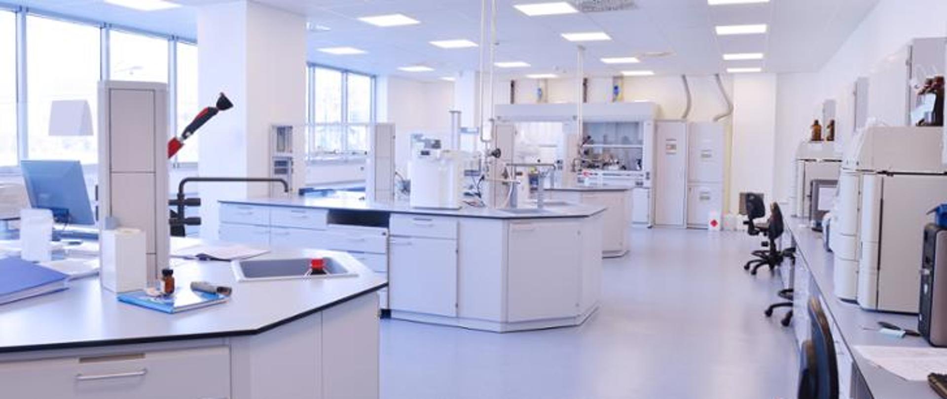 Laboratorium ze sprzętem na stołach