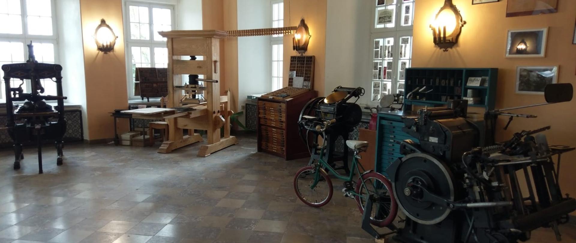 Pomieszczenie z zabytkowymi przedmiotami.