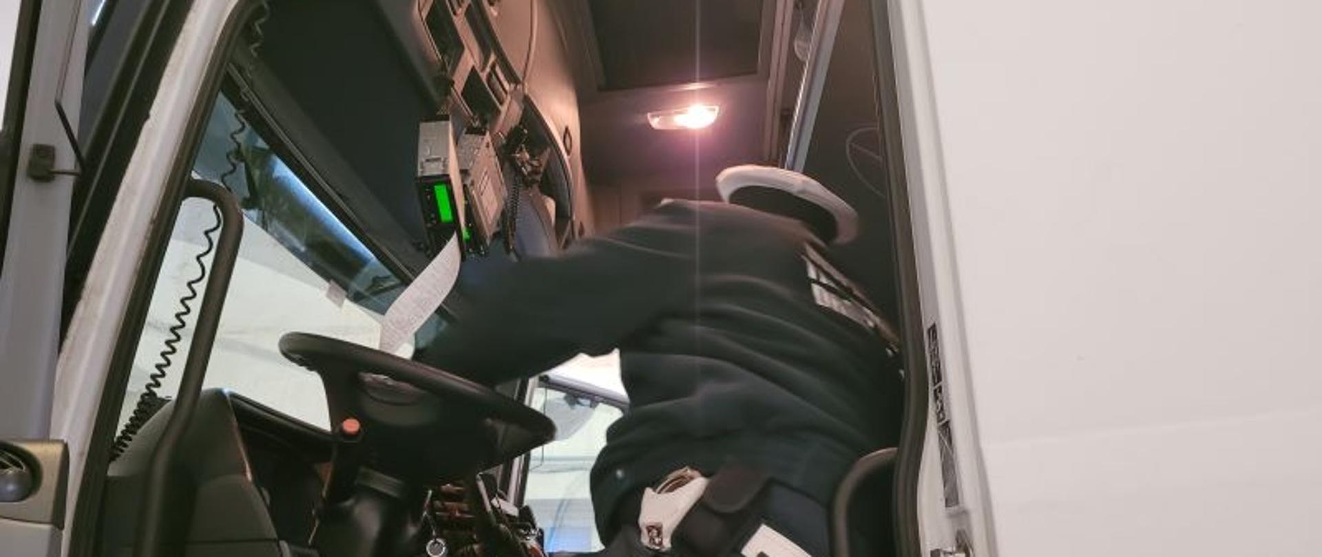 Inspektor w kabinie ciężarówki