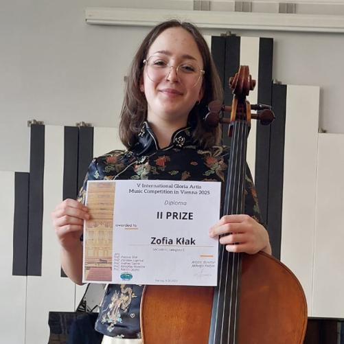 Zofia Kłak z dyplomem z piątego Międzynarodowego Konkursu Muzycznego Gloria Artis w Wiedniu dnia dziewiątego marca dwa tysiące dwudziestego piątego roku.