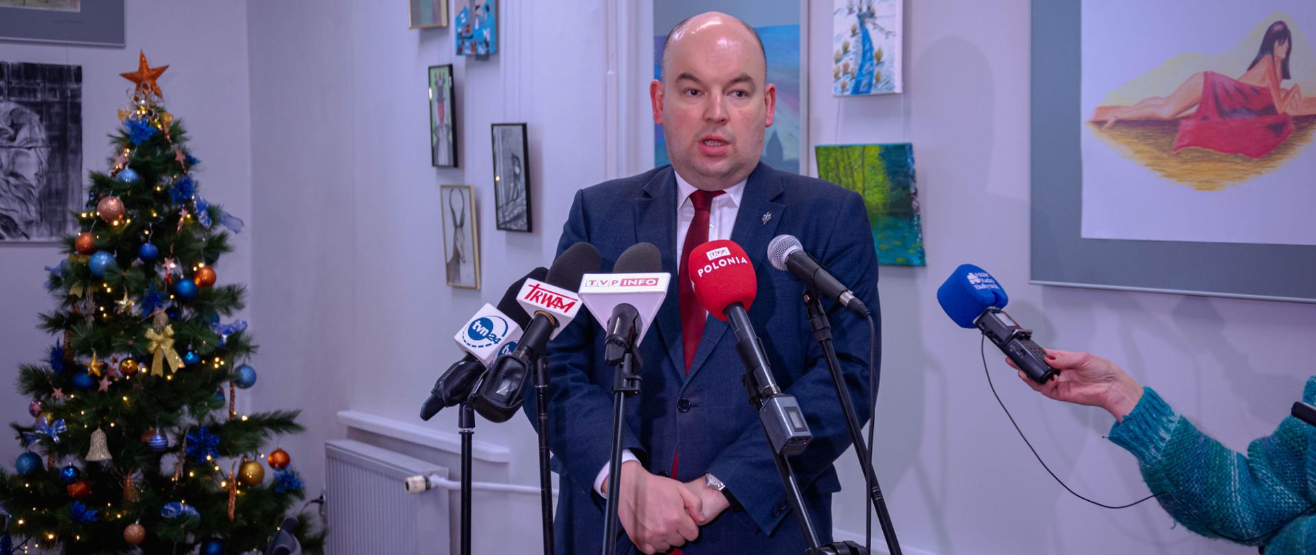 Briefing prasowy Stowarzyszenia Wspólnota Polska z udziałem ministra Dziedziczaka ws. pomocy Polakom z Białorusi