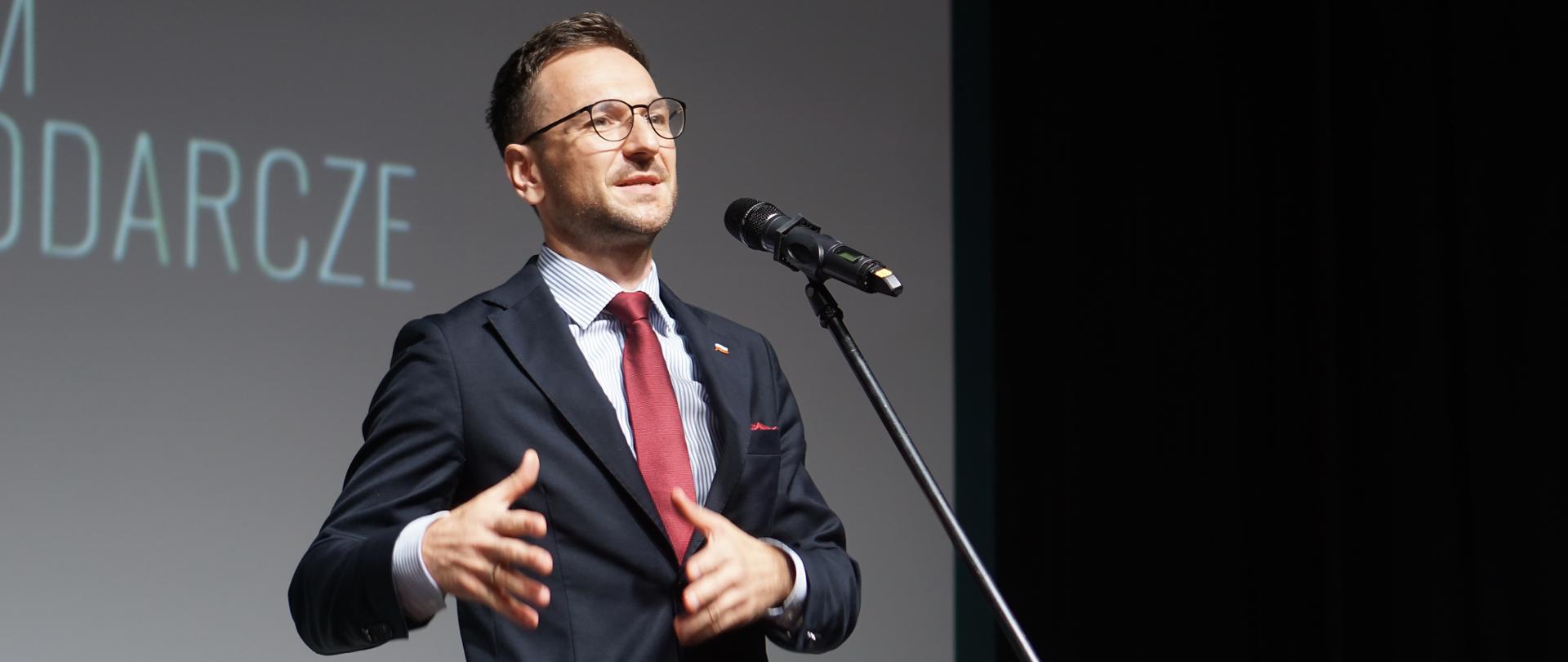 wiceminister Waldemar Buda mówi do mikrofonu