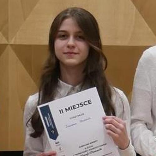 Zdjęcie Zuzanny Stodolak z dyplomem