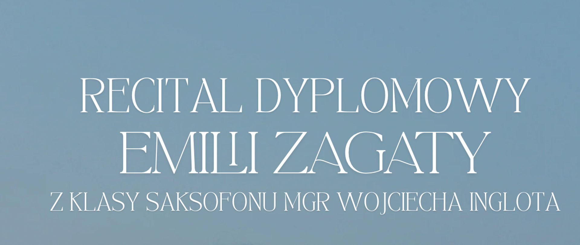 Plakat zapowiada recital dyplomowy i przedstawia młodą kobietę stojącą na tle spokojnego jeziora, otoczonego drzewami, o zmierzchu. Na pierwszym planie trzyma saksofon i uśmiecha się, patrząc w bok. Zdjęcie ma stonowaną kolorystykę, dominują odcienie granatu, szarości i zieleni.Na plakacie umieszczono biały tekst o eleganckiej, klasycznej czcionce:
RECITAL DYPLOMOWY
EMILII ZAGATY
z klasy saksofonu mgr Wojciecha Inglota
W programie:
Georg Friedrich Händel
Paul Bonneau
Pedro Iturralde
Przy fortepianie: mgr Joanna Zmarz
Data: 22 września 2025 r.
Godzina: 18:00
Miejsce: Sala Koncertowa PSM w Nowym Targu