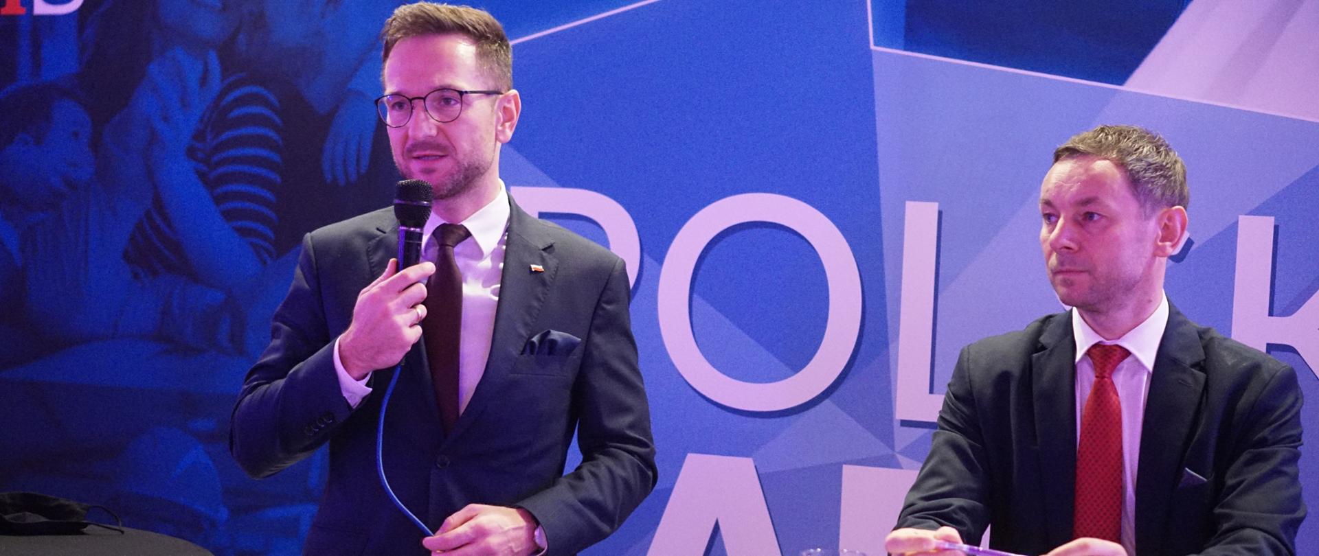 Wiceminister Waldemar Buda rozmawia z samorządowcami i przedsiębiorcami podczas spotkania na temat Polskiego Ładu