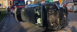 Na ulicy Moniuszki w Żarach wyniku zderzenia się pojazdów jeden z nich wywrócił się na bok. 