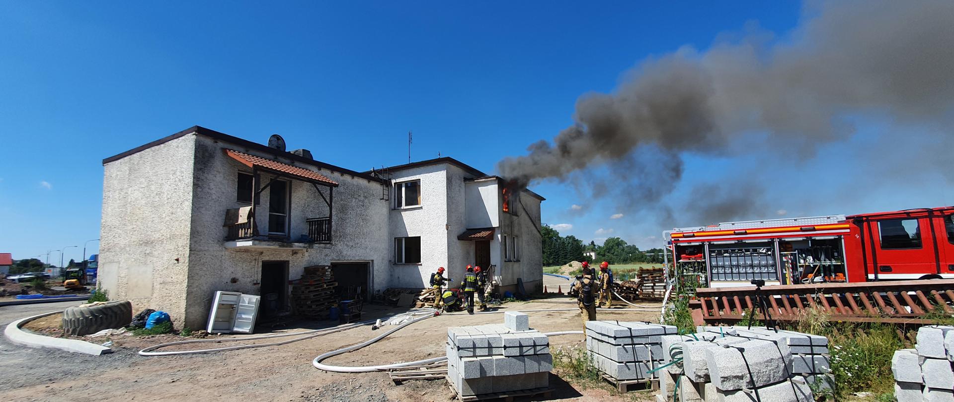 Ćwiczenia z gaszenia pożarów wewnętrznych domu jednorodzinnego