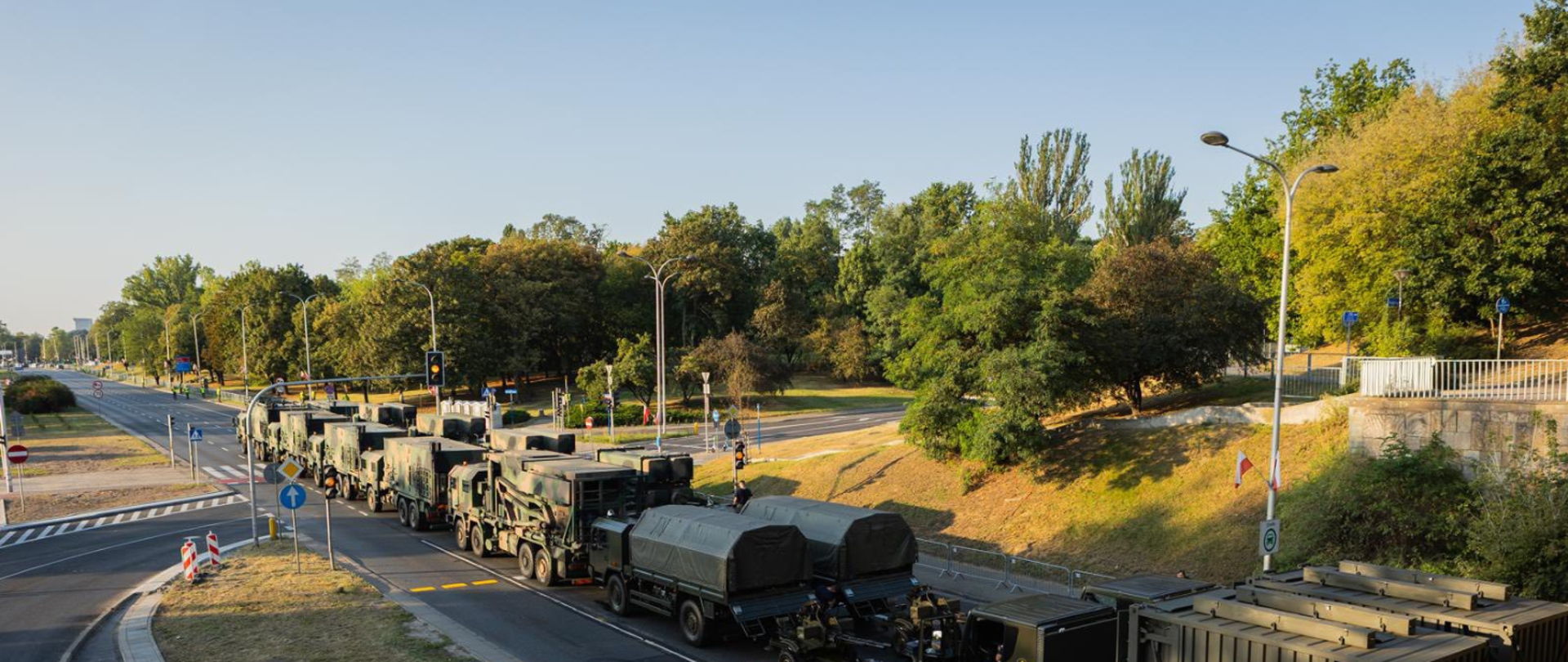 kolumna wojskowych samochodów jadąca ulica