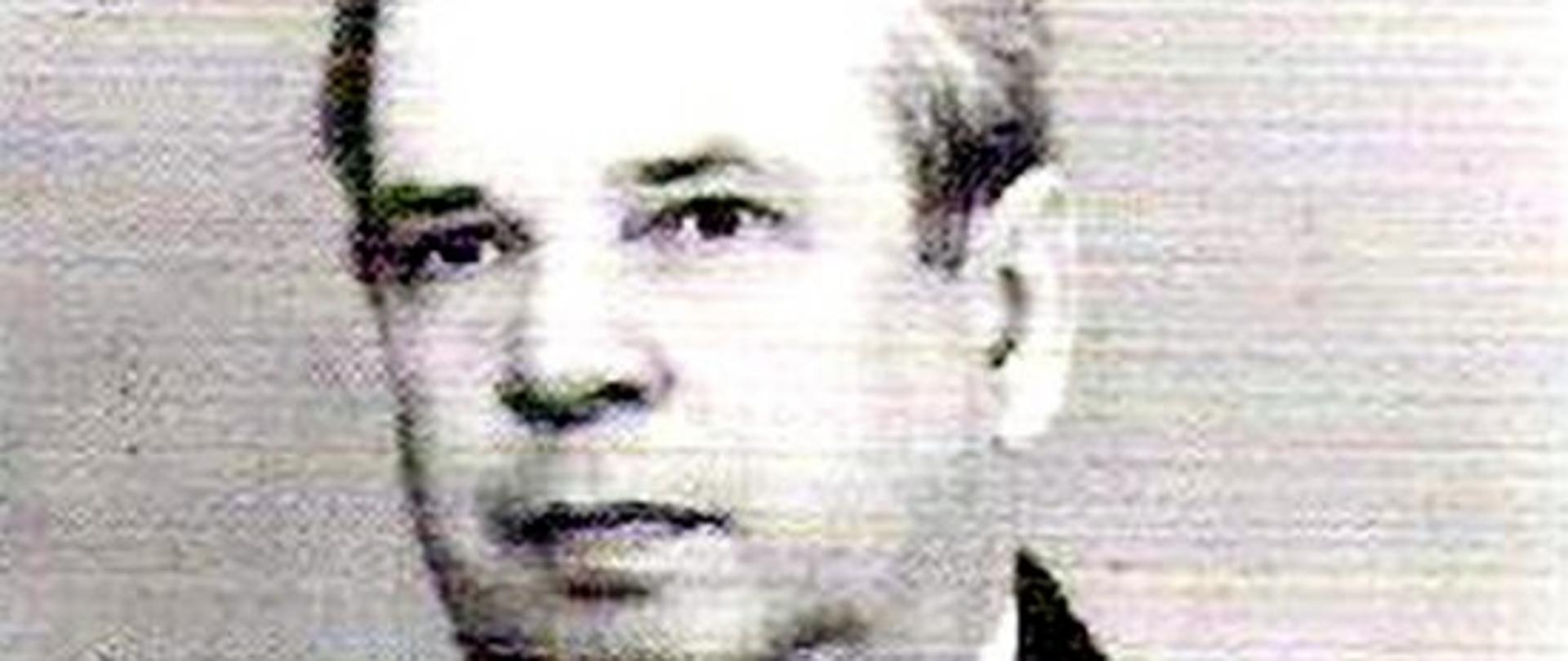 bardzo stare, czarno-białe zdjęcie strażaka w mundurze w białej koszuli z krawatem
