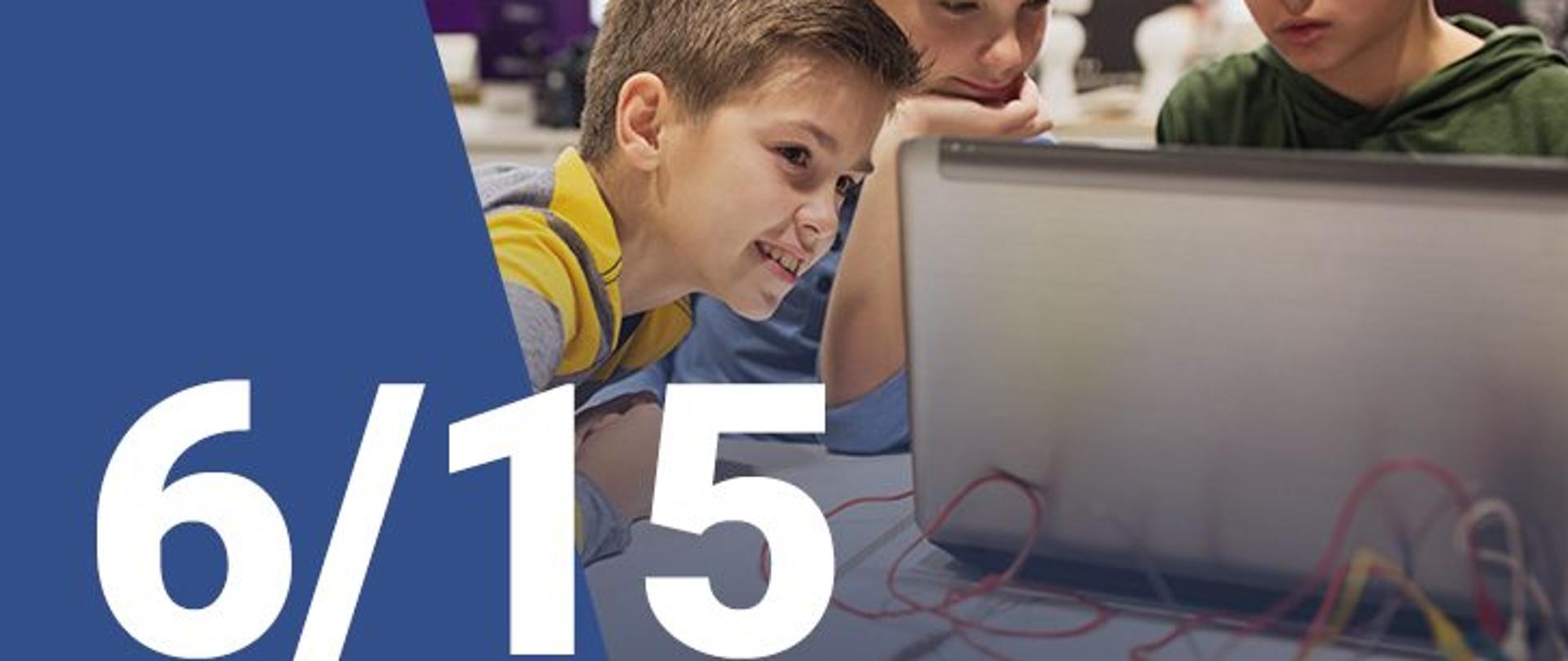 Na zdjęciu widzimy trzech chłopców patrzących na ekran laptopa. W dolnym lewym rogu widoczna jest numeracja zdjęcia (6/15)