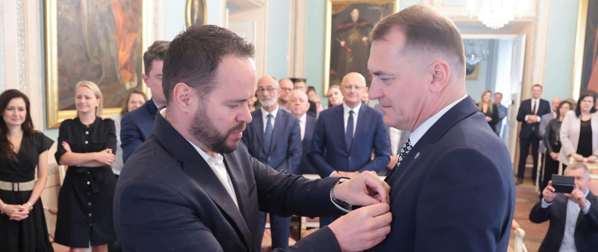 Odznaka honorowa za Zasługi dla Samorządu Terytorialnego dla Artura Szymczyka
