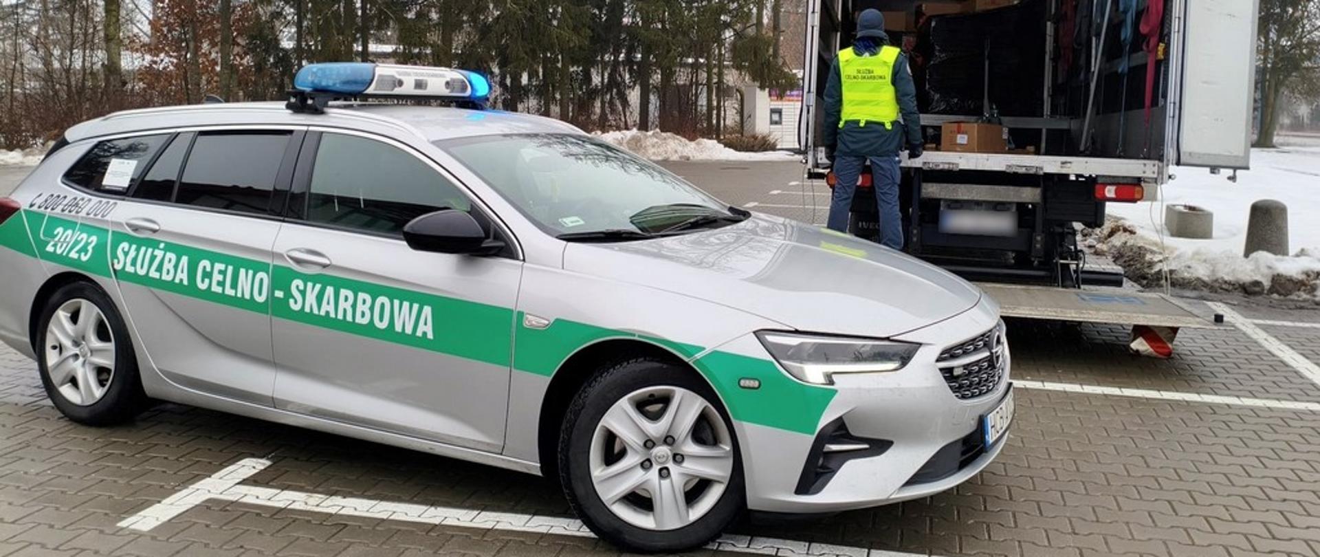 Radiowóz przy ciężarówce