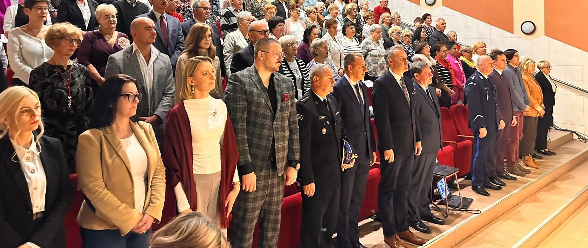 ludzie na sali kinowej dużo ludzi 