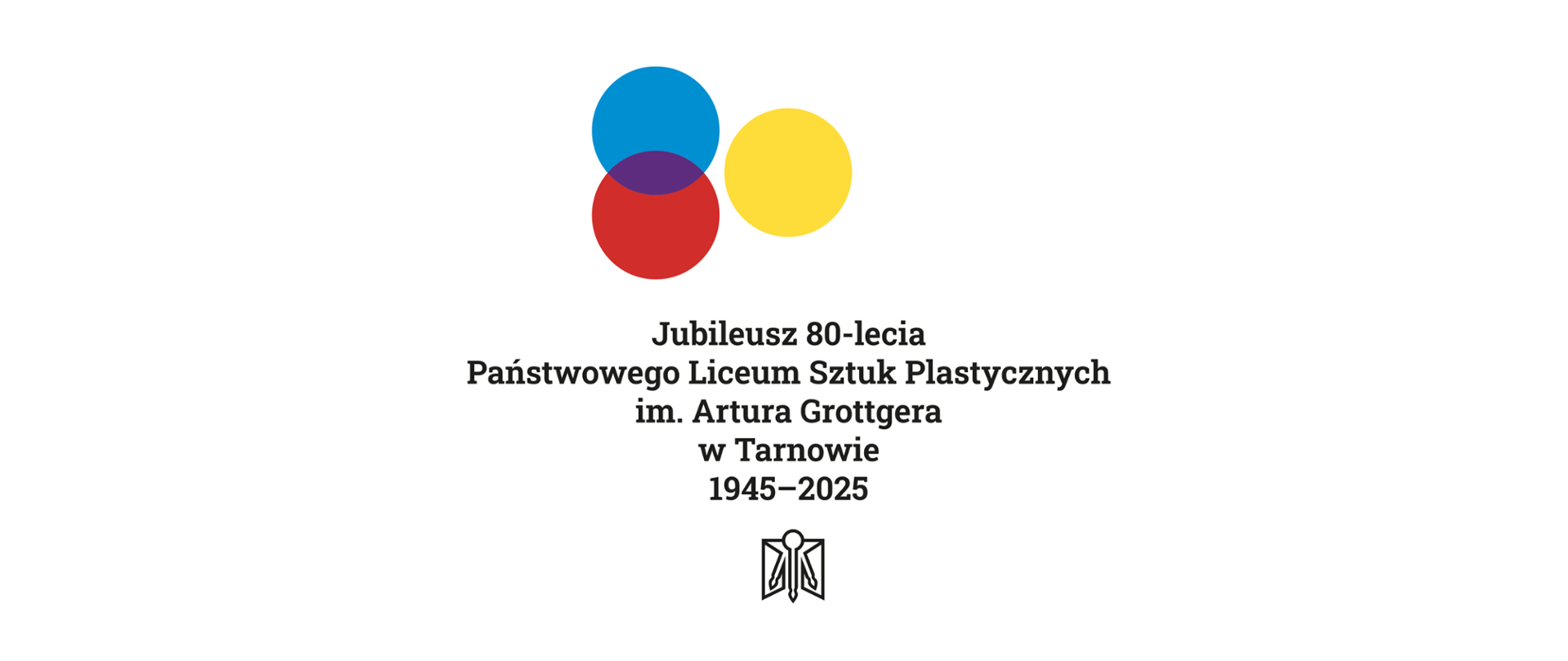 Grafika jubileuszowa z okazji 80-lecia Państwowego Liceum Sztuk Plastycznych im. Artura Grottgera w Tarnowie. U góry trzy kolorowe koła: niebieskie, czerwone i żółte, częściowo nachodzące na siebie, tworzące w środku fioletowe przecięcie. Poniżej czarny napis: ‘Jubileusz 80-lecia Państwowego Liceum Sztuk Plastycznych im. Artura Grottgera w Tarnowie 1945–2025’. Pod tekstem umieszczono czarno-biały znak graficzny – logo szkoły, którego forma stanowi połączenie otwartych skrzydeł okiennych i trzech pędzli malarskich.