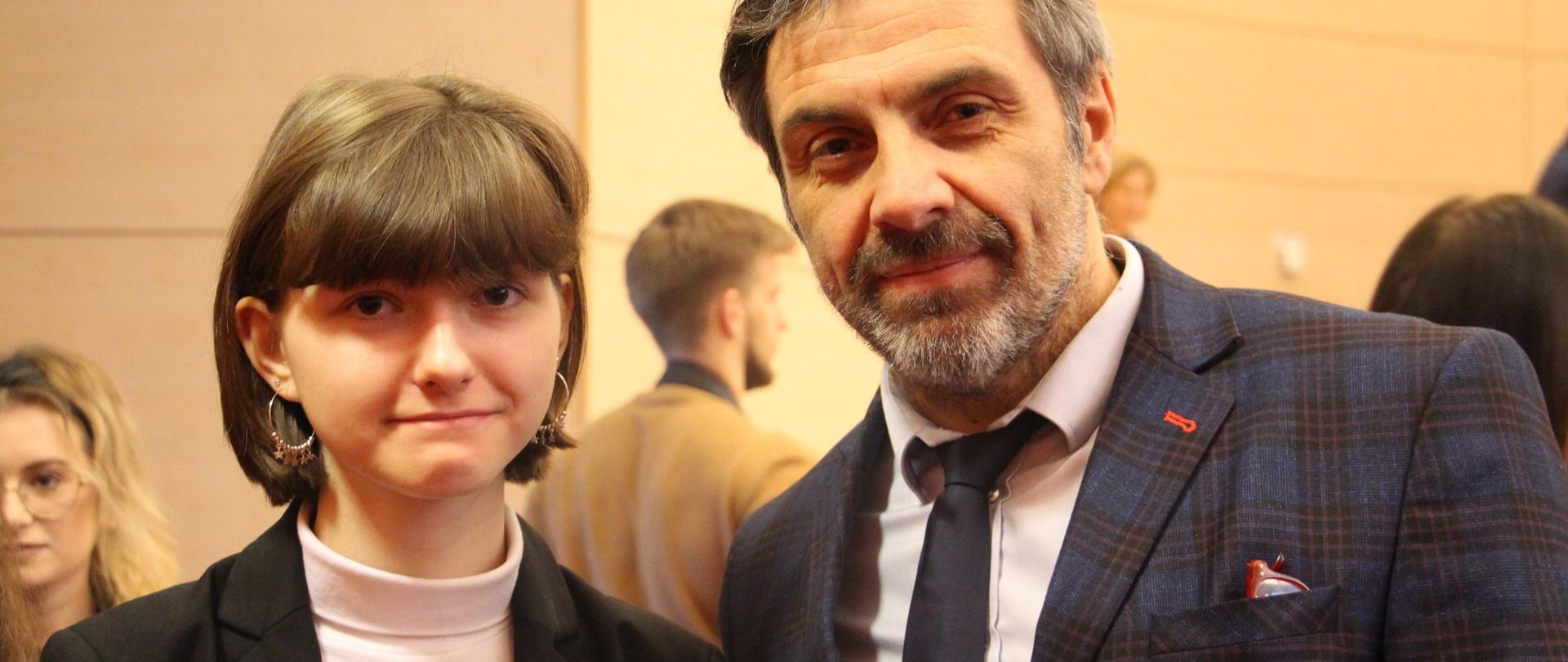 Na zdjęciu, na pierwszym planie uczennica Alicja Motylska wraz z dyrektorem Witoldem Rajczakiem PLSP w Zduńskiej Woli