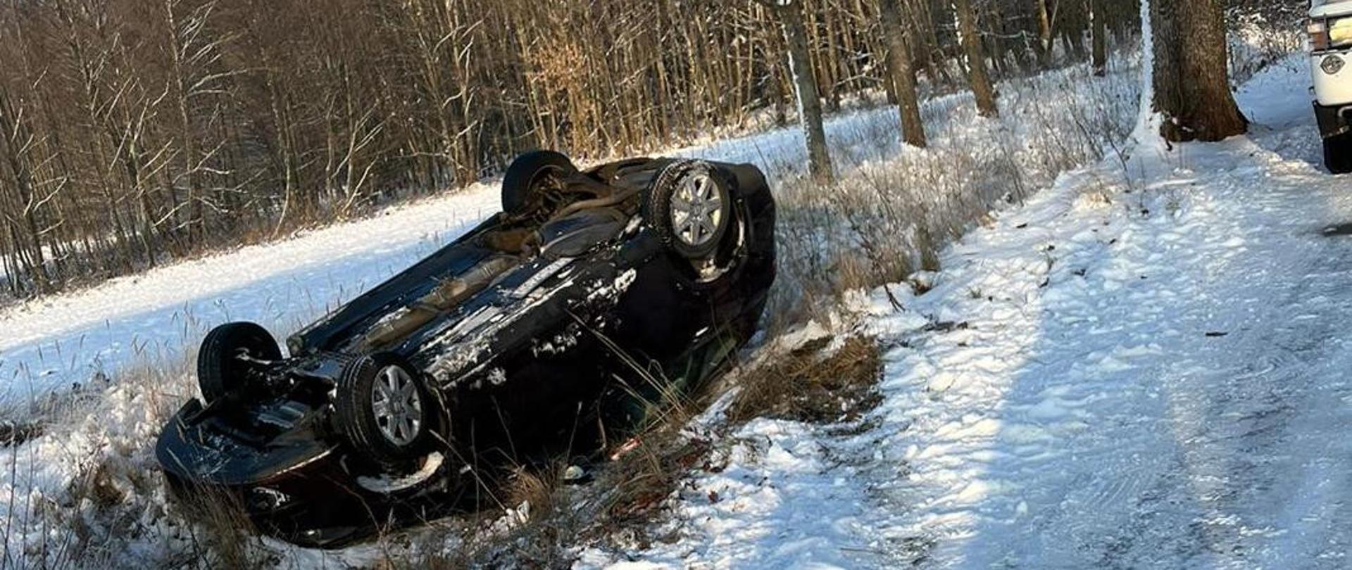 Wypadek samochodu osobowego przy miejscowości Białowąs