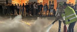 Wychowanek gasi gaśnicą kontrolowany ogień