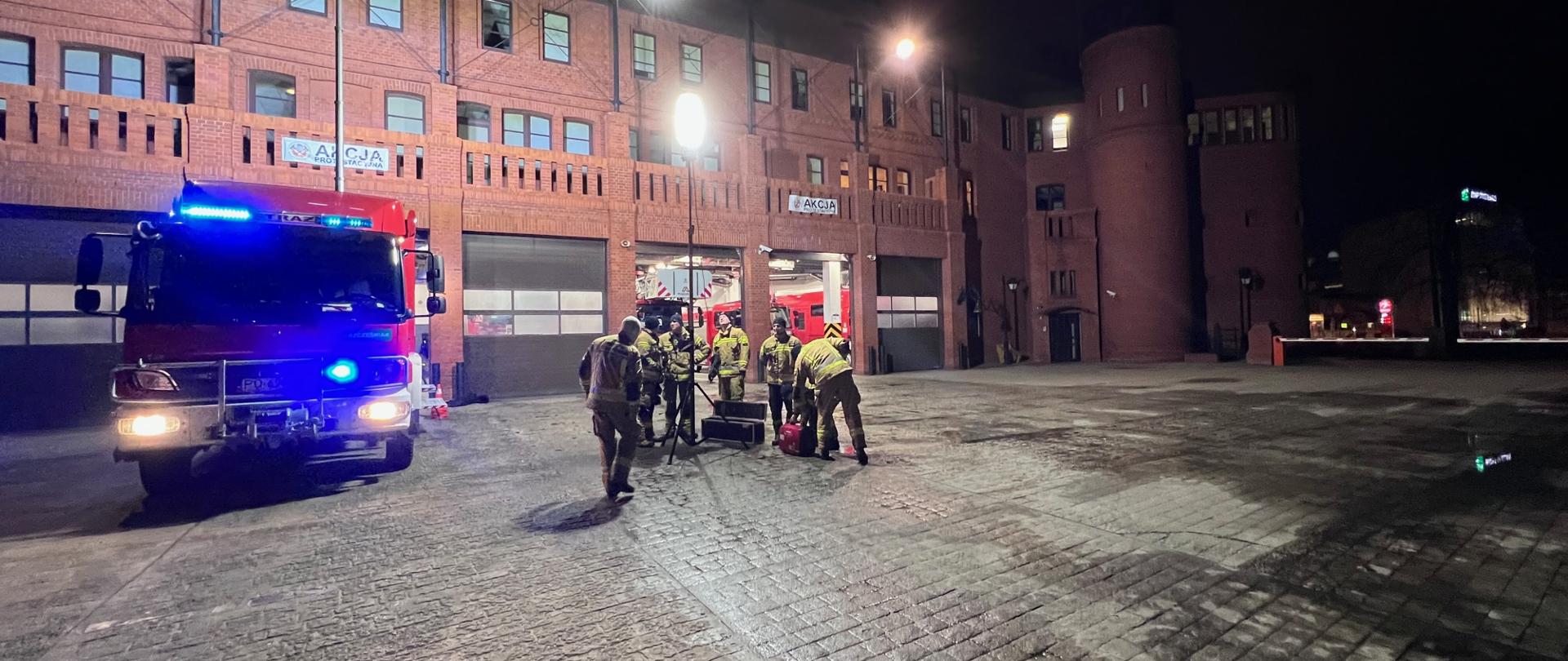 Strażacy podczas sprawiania oświetlenia