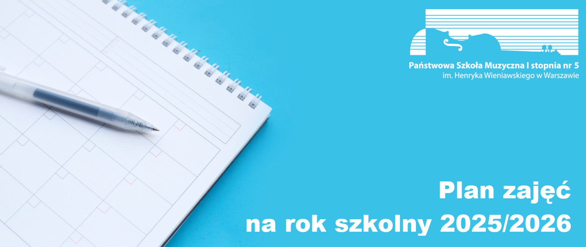 Na jasnoniebieskim tle notatnik i długopis po lewej stronie, po prawej stronie na górze logo szkoły i napis "Plan zajęć na rok szkolny 2025/2026" w kolorze białym.