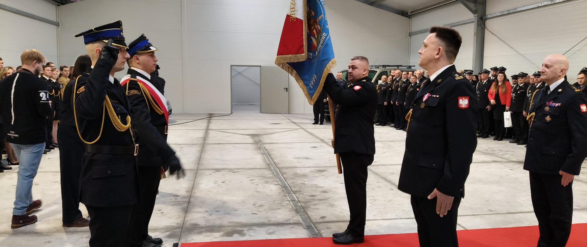 Na zdjęciu Uroczyste zdanie i przyjęcie obowiązków Komendanta Powiatowego Państwowej Straży Pożarnej w Rypinie - Komendant Łęgosz przekazuje sztandar 