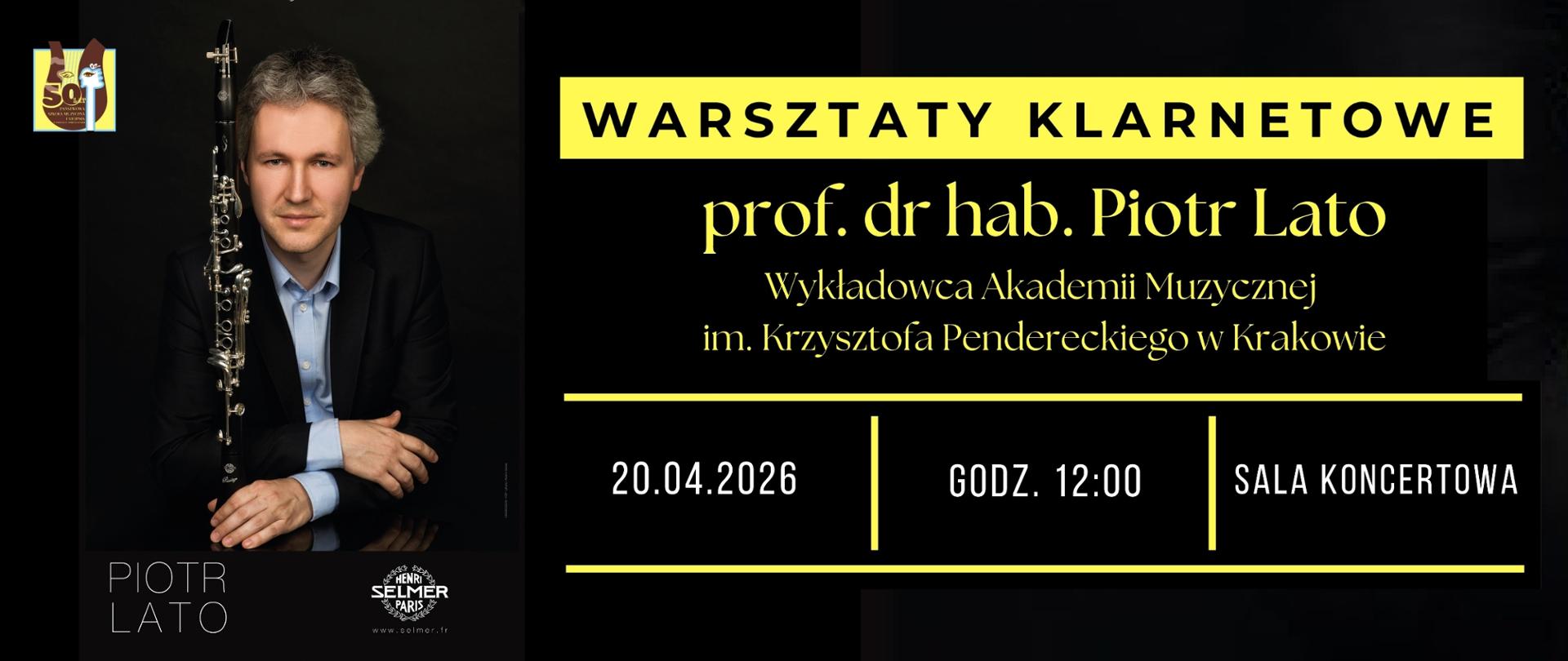 Pan Piotr Lato z klarnetem na czarnym tle z białymi literami informującymi o warsztatach klarnetowych, na dole po lewej stronie logo szkoły