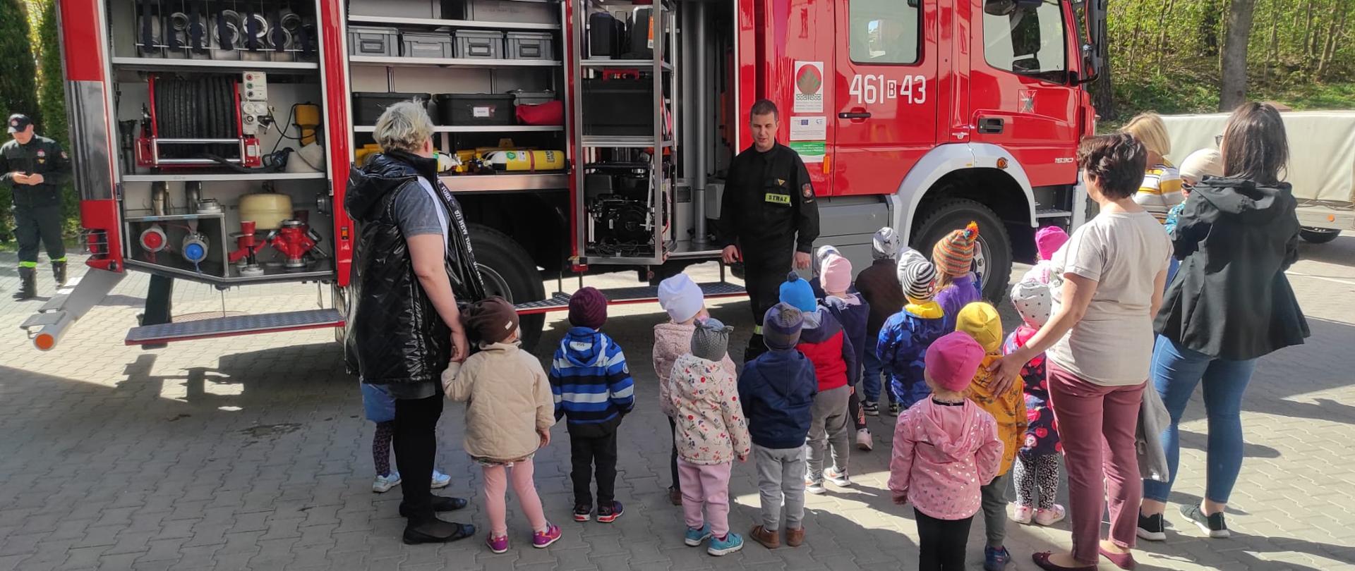 Wizyta dzieci ze Żłobka Miejskiego w Sejnach w ramach "Dni otwartych strażnic". 
