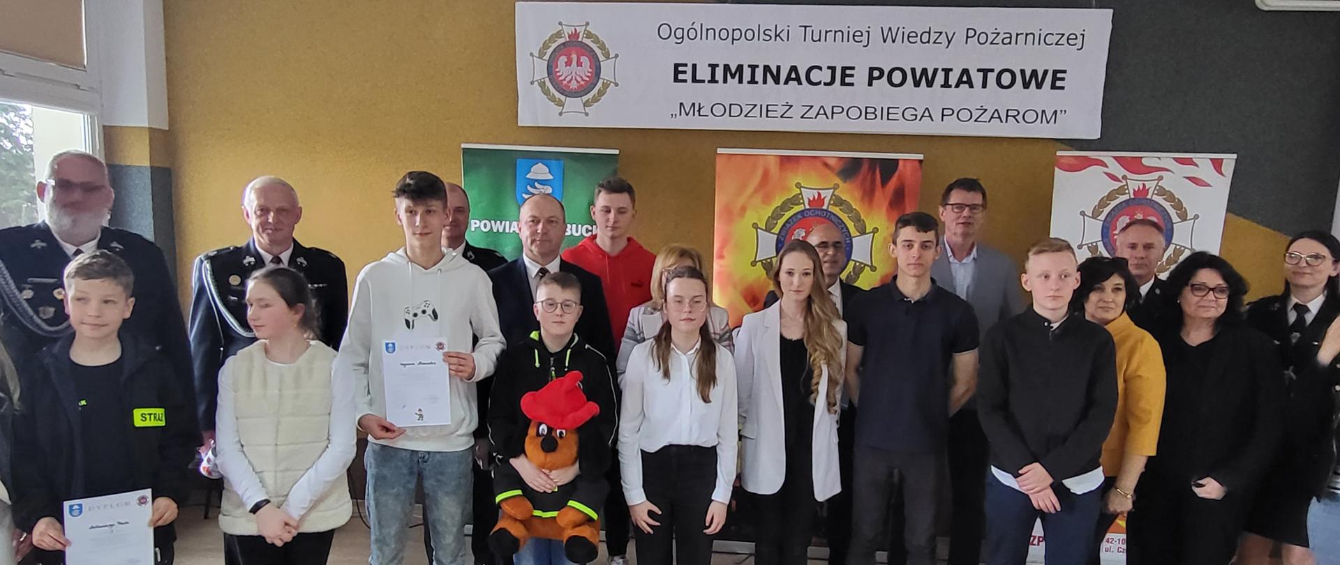 Zdjęcie przedstawia Laureatów oraz organizatorów Eliminacji Powiatowych Ogólnopolskiego Turnieju Wiedzy Pożarniczej 2023r