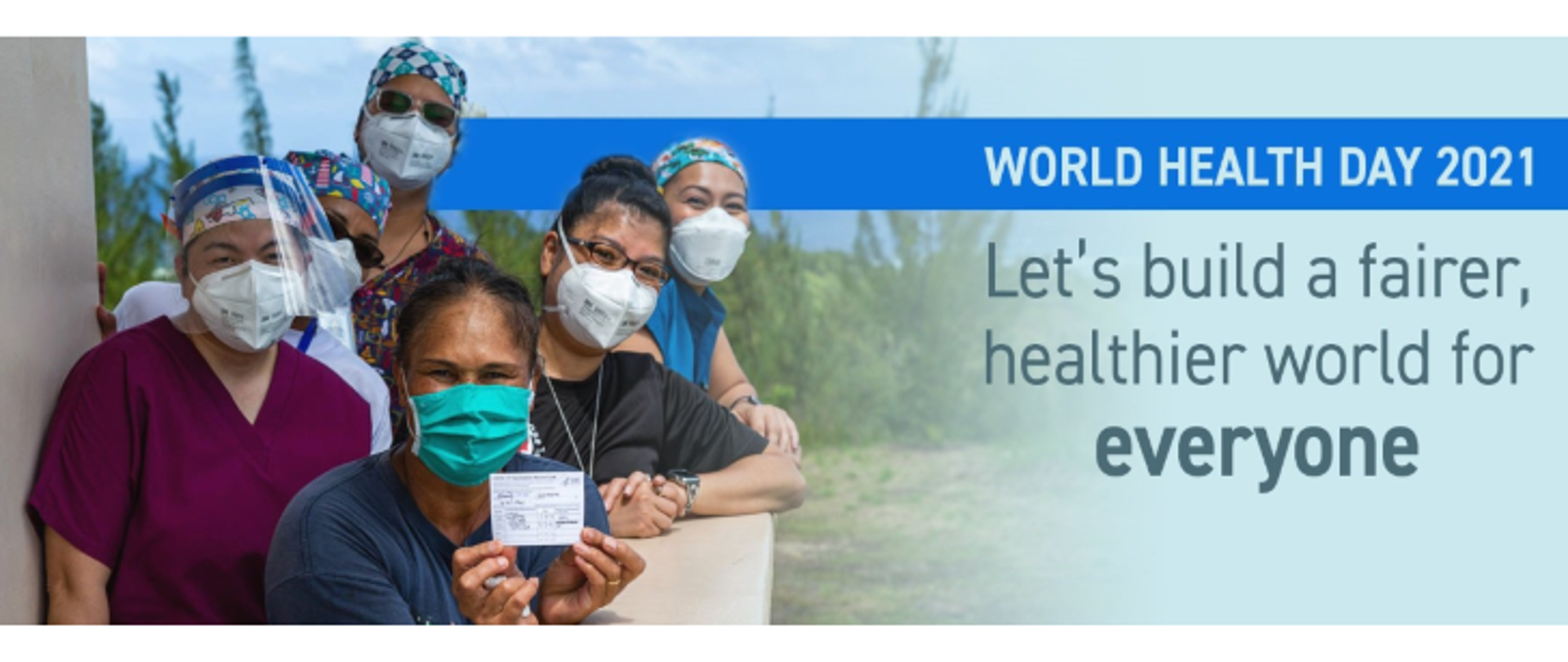 Po lewej pracownicy służby zdrowia w maseczkach ochronnych, po prawej hasło Światowego Dnia Zdrowia w języku angielskim: Let's build a fairer, healthier world for everyone