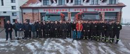 Na zdjęciu funkcjonariusze oraz emeryci z Komendy Powiatowej Państwowej Straży Pożarnej w Świeciu podczas pożegnania aspiranta Marcina Kiełpikowskiego