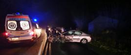 Na zdjęciu widać rozbity pojazd osobowy oraz karetkę PRM 
