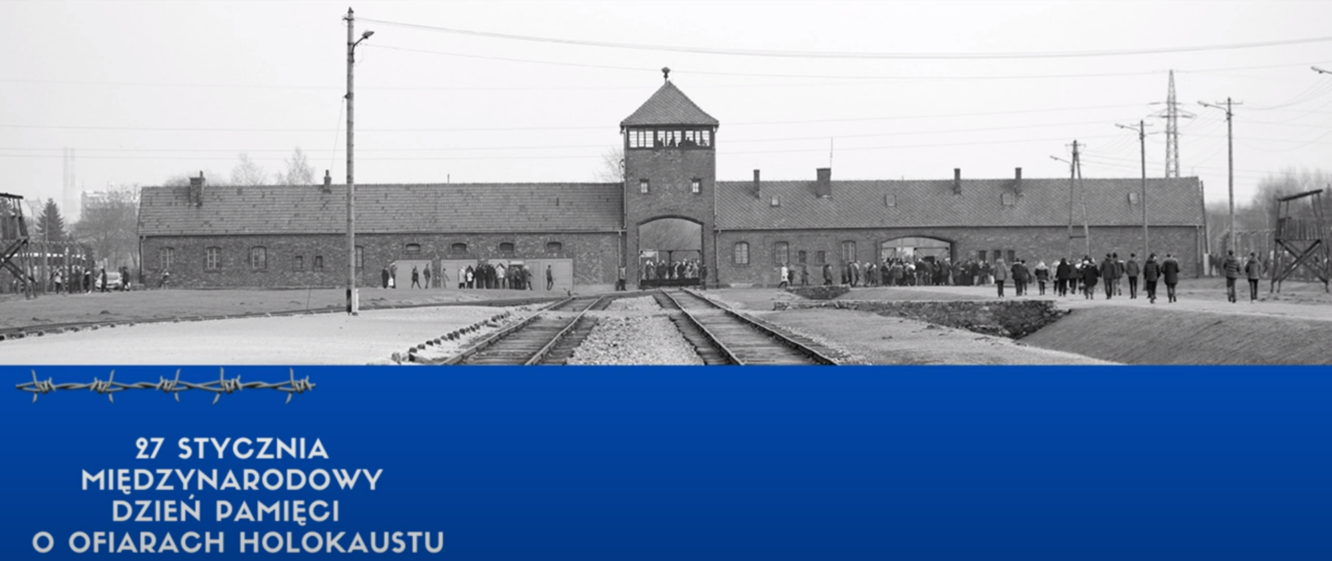 Zdjęcie obozu w Auschwitz z niebieskim pasem na dole i tekstem "27 stycznia Międzynarodowy Dzień Pamięci o Ofiarach Holokaustu"