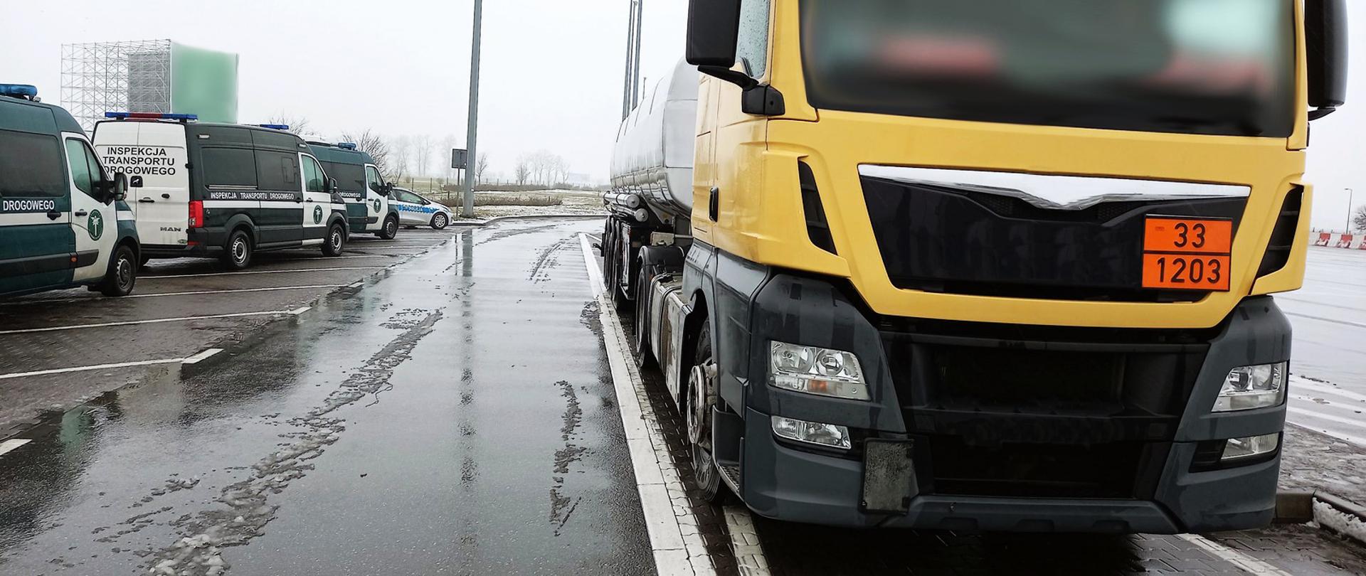 Ciężarówka cysterna zatrzymana do kontroli na autostradzie A2
