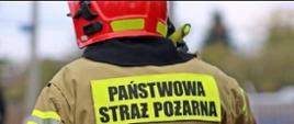 Napis na plecach strażaka Państwowa Straż Pożarna
