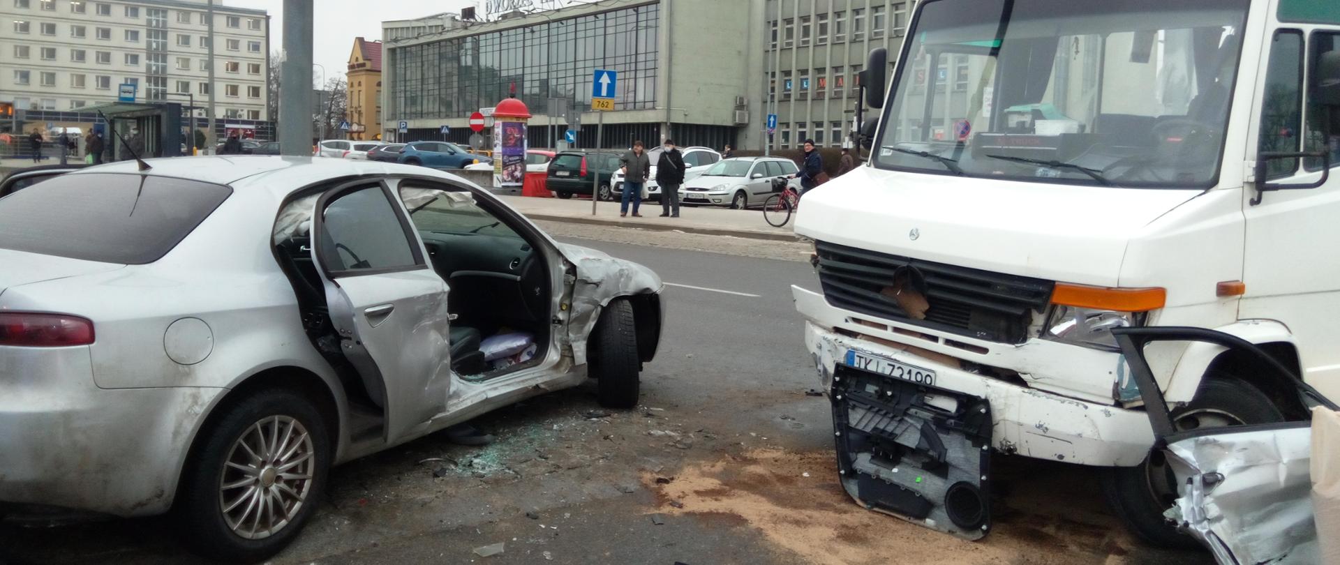Wypadek samochodowy w Kielcach na skrzyżowaniu obok dworca PKP