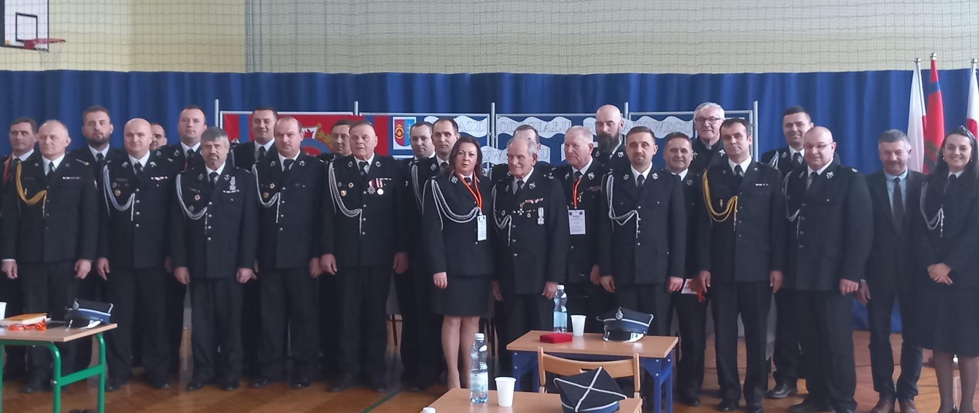 Zdjęcie grupowe uczestników zjazdu w hali sportowej w Waśniowie