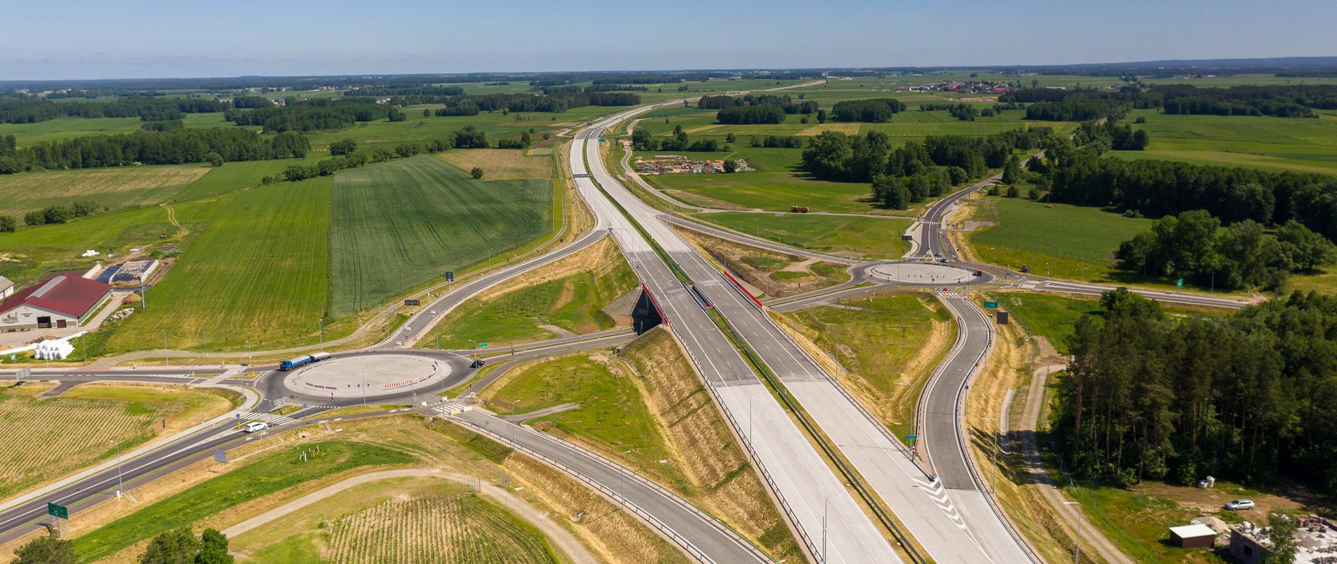 Skrzyżowanie drogi ekspresowej z drogami niższej kategorii poprzez poprzez rondo po prawej i po lewej stronie drogi głównej 