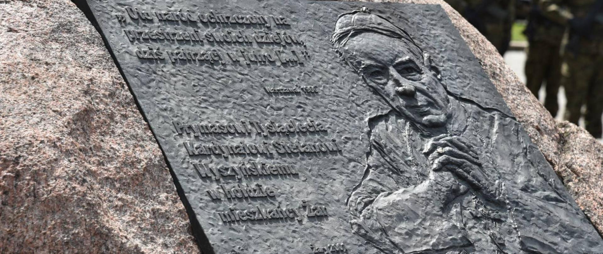 Obelisk poświęcony kardynałowi Wyszyńskiemu. Do kamienia przytwierdzona tablica z wyrytym portretem kardynała, obok napisy: " Oto naród ochrzczony na przestrzeni swoich dziejów, dziś wpatrzony w jedno [...]" i "Prymasowi Tysiąclecia Kardynałowi Stefanowi Wyszyńskiemu w hołdzie. Mieszkańcy Żar. 