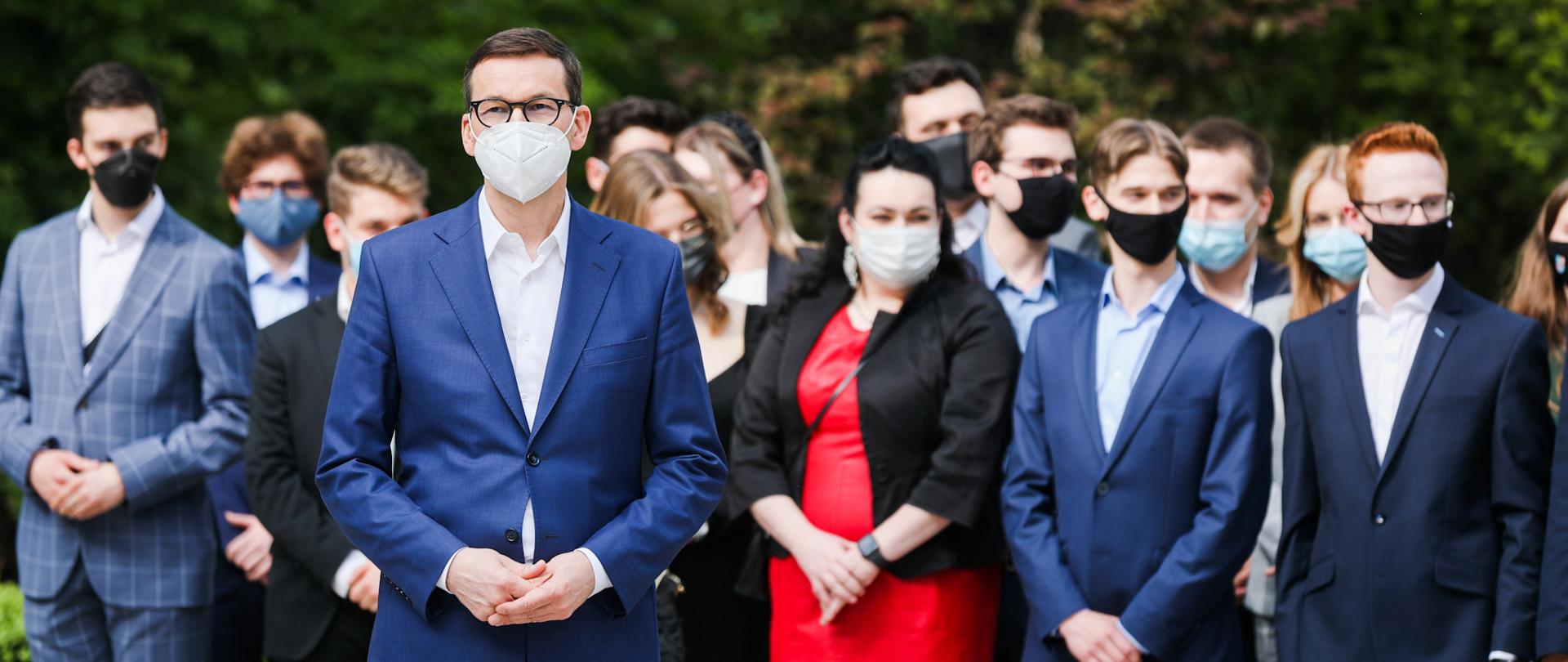 Premier z młodzieżą pozują do zdjęcia.