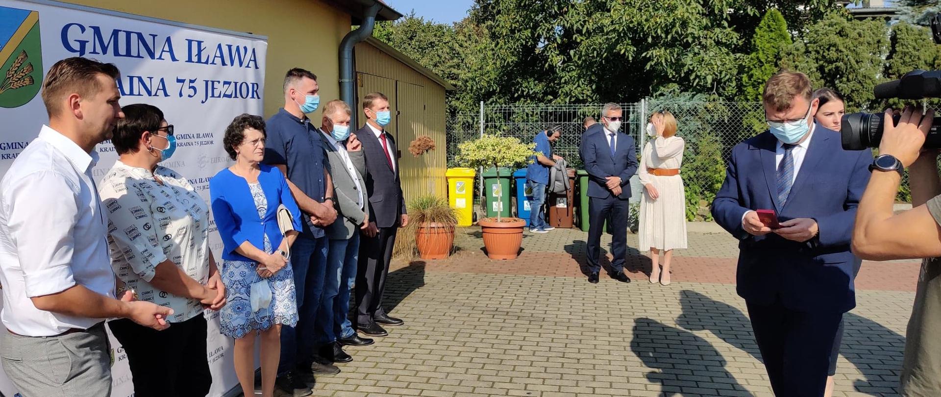 wojewoda wręcza odznaczenia