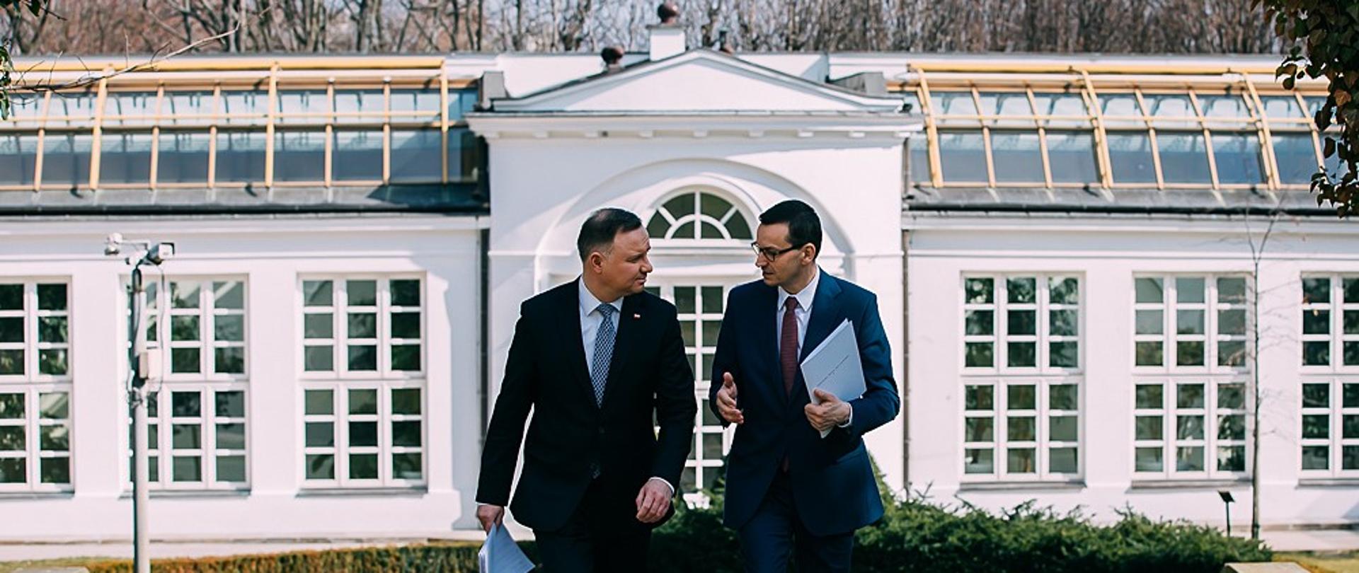 Prezydent Andrzej Duda i premier Mateusz Morawiecki w drodze do pałacu prezydenckiego.