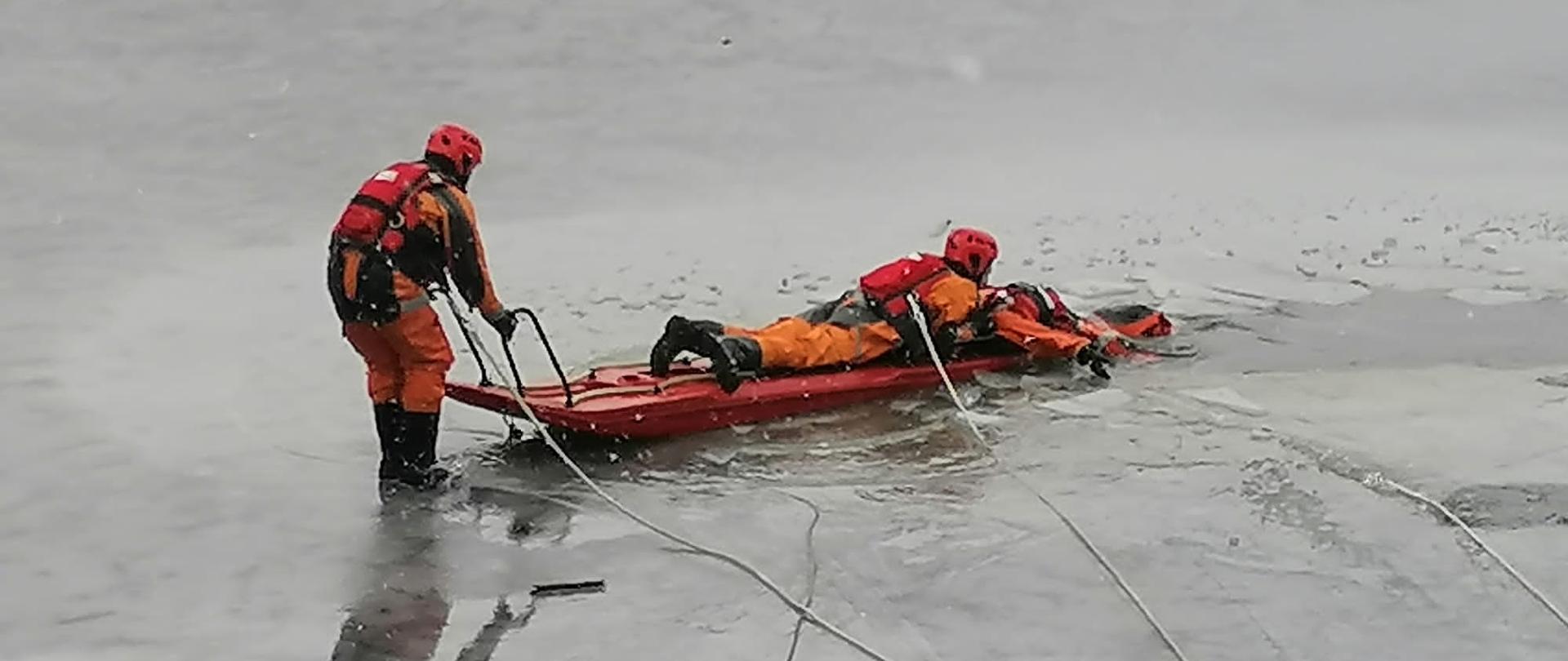 Ćwiczenia mikołowskich strażaków z zakresu ratownictwa lodowego