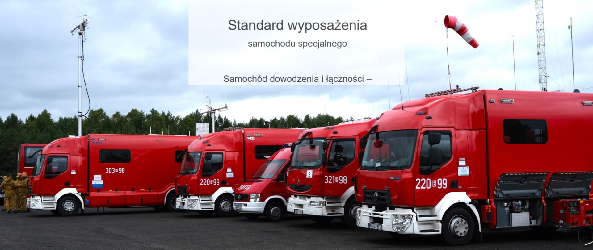 5 samochodów dowodzenia i łączności PSP stoi na otwartym terenie