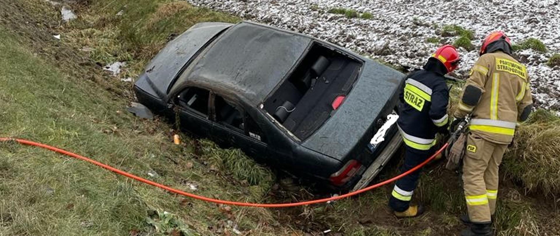 Osobowe BMW po zderzeniu z ciężarówką stoi w rowie