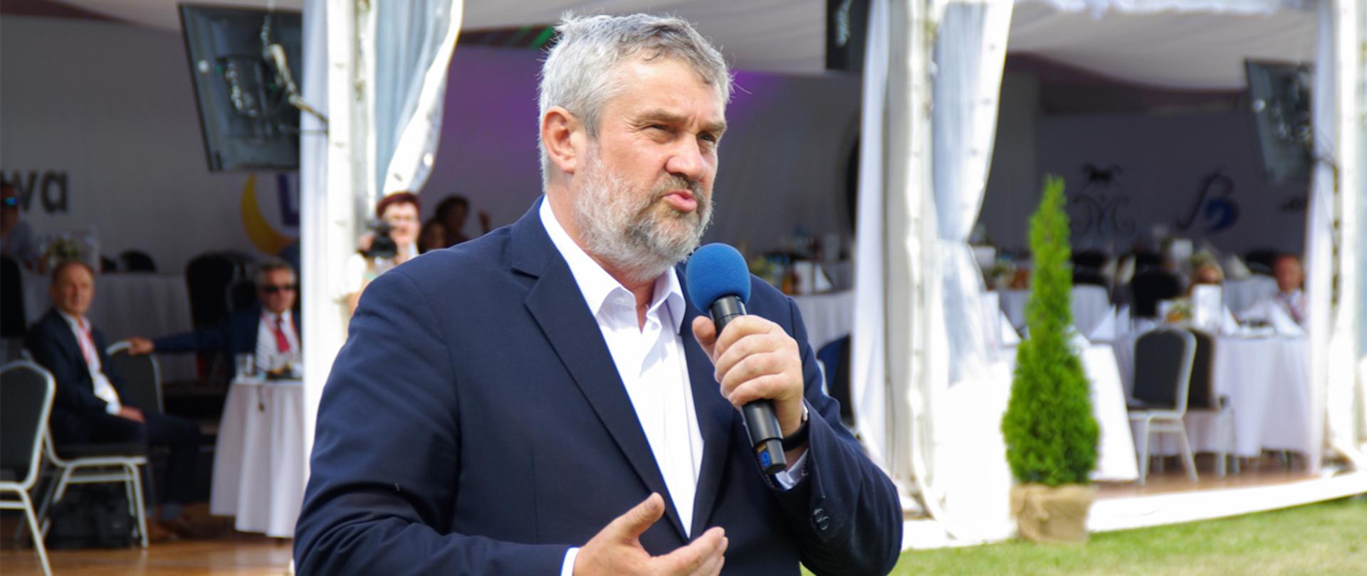 Minister Ardanowski podczas wystąpienia przed Narodowym Pokazem Koni Arabskich Czystej Krwi