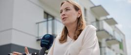 Minister funduszy i polityki regionalnej Katarzyna Pełczyńska-Nałęcz stoi przed mikrofonem z napisem: Polsat News