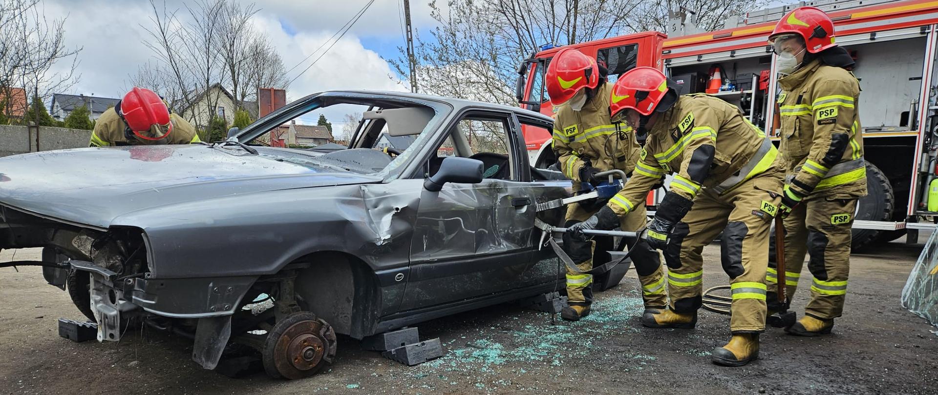Ćwiczenia z zakresu ratownictwa technicznego na terenie stacji demontażu pojazdów