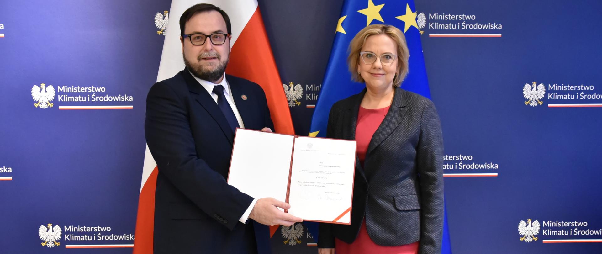 Minister klimatu i środowiska Anna Moskwa i Główny Inspektor Ochrony Środowiska Krzysztof Gołębiewski podczas wręczenia powołania na stanowisko GIOŚ